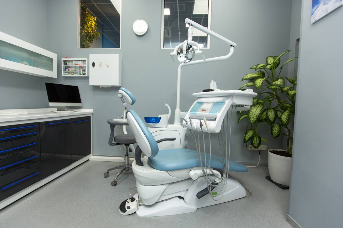 Armario dental con equipos médicos