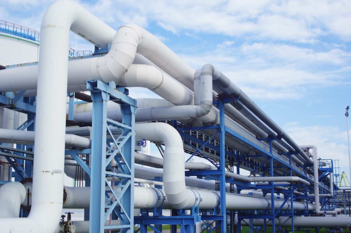 Industrielle Rohrleitungen einer Wasseraufbereitungsanlage