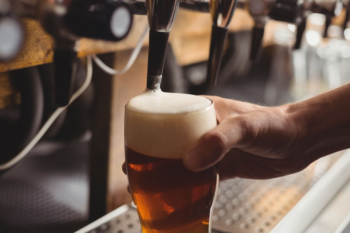 Zapfhahn an der Theke, Bier wird ausgeschenkt