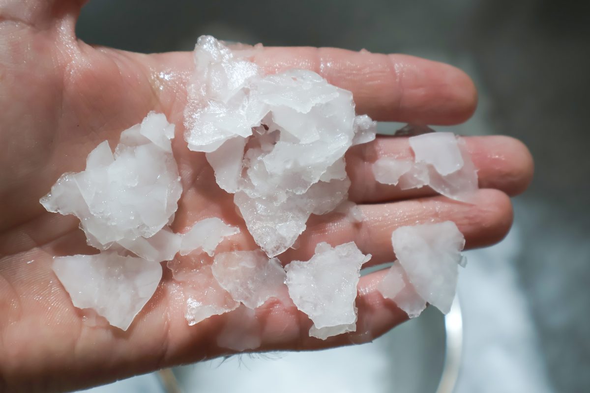 Hand mit Scherbeneis: „Stream-Eis“ mit biostream® ZERO für die Wurst- und Teigproduktion